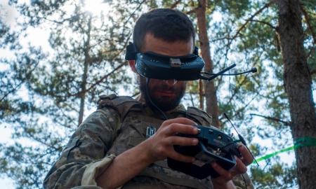 Rusai nuo ukrainiečių dronų ginasi išmaniaisiais laikrodžiais. Bet kaip (Foto)