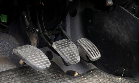 Spaudžiate sankabą prieš sankryžą? Jūsų piniginė verks