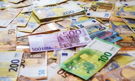 Banko darbuotojas „tyliai“ tvarkė klientų pinigus – patikrinkite savo sąskaitą