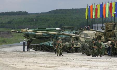 800 T-72 tankų. Rusija kasa giliai