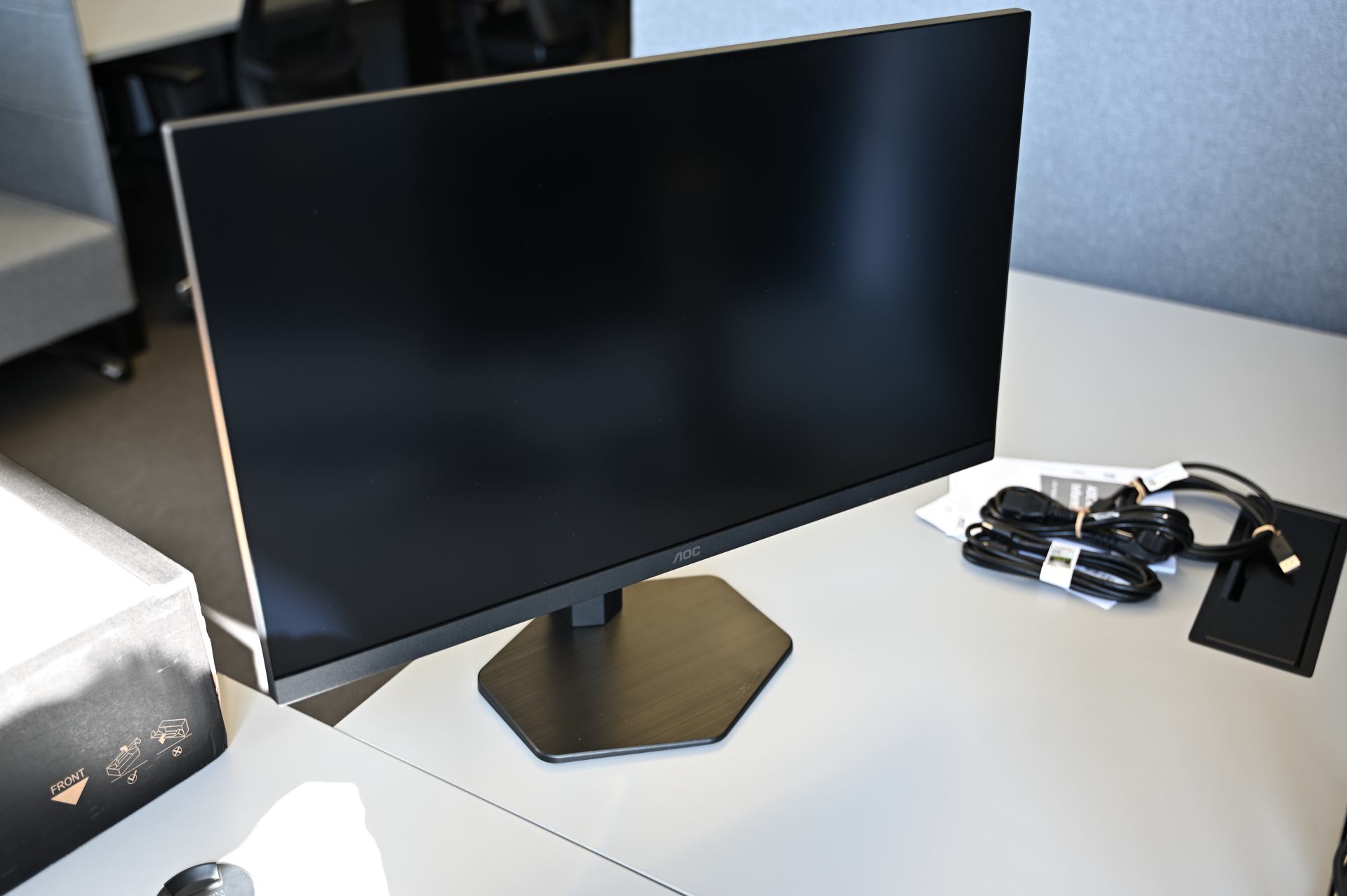 AOC U27G4R monitorius