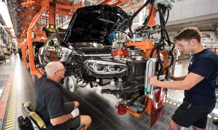 Kodėl karas Ukrainoje sustabdė BMW ir VW gamyklų konvejerius?