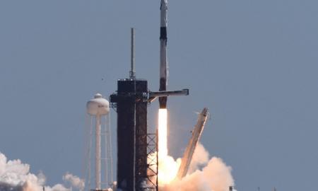 Istorinė akimirka! Ką tik „Falcon 9“ raketa į TKS iškrido pirmoji visiškai privati misija: bilietas asmeniui kainuoja 55 mln. USD (Video)