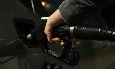 Tyrimas: jei pilsite tokį benziną, aplinką teršite mažiau nei elektromobilis