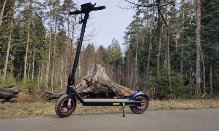 Nereliai kietas LED ekranas ir kainos/kokybės santykis - išbandėme šaunų vidutinės klasės elektrinį paspirtuką: štai ką sukūrė „Xiaomi“ konkurentas („Kugoo Kirin S4“ apžvalga, FOTO, Video)