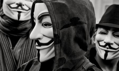 „Anonymous“ rusų kariams siūlo užmokestį kriptovaliutomis už kiekvieną atiduotą tanką