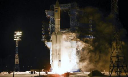 Rusijos naujoji raketa „Angara“ neišsilaikė orbitoje ir vos po 10-ties dienų rėžėsi į Žemę – pažėrė 3 tonas kosmoso šiukšlių (Video)