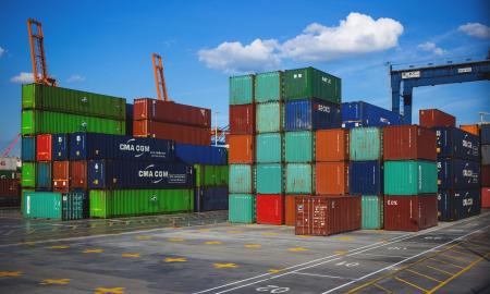 Vėl prasidėjo logistinis košmaras iš Kinijos į Europą: paaiškėjo, kas vyksta, kaip viską paveikė karas ir Covid Kinijoje