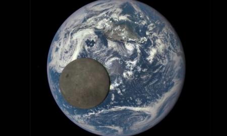 Tai tikra: NASA kamera – už 1,6 mln. kilometrų – parodė, kaip Mėnulis skrieja priešais Žemę (Foto, Video)