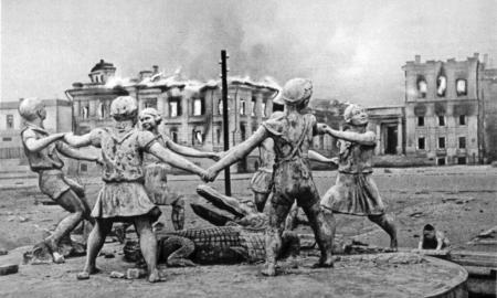 Stalingrado mūšio simbolis – garsusis ratu šokančių vaikų fontanas: kokia jo istorija? Panašių fontanų buvo ne vienas (Foto, Video)