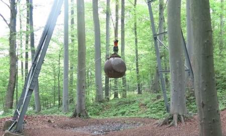 Kam reikalingas šis 4 tonų plieno rutulys, kabantis viduryje Vokietijos miškų? Naudojamas ir šiandien, o reginys įspūdingas (Foto, Video)