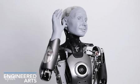 Robotas su itin kraupiomis veido išraiškomis sugrįžo: šįkart Ameca nustebino dar labiau (Video)
