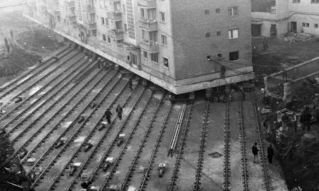 Rumunijos inžinerinis megaprojektas – 100 metrų ilgio daugiabučio perpjovimas ir perkėlimas: operacijos metu iš stiklinės neišbėgo nė lašas vandens! (Foto, Video)
