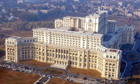 Trečias didžiausias pastatas pasaulyje – gigantiški Rumunijos Parlamento rūmai, dėl kurių buvo nušluota penktadalis Bukarešto centro, o statybų metu žuvo 3000 darbininkų (Foto, Video)