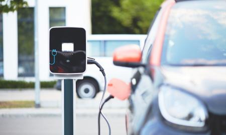 Tarp automobilių gamintojų verda aistros, kas pardavinės daugiausiai elektromobilių
