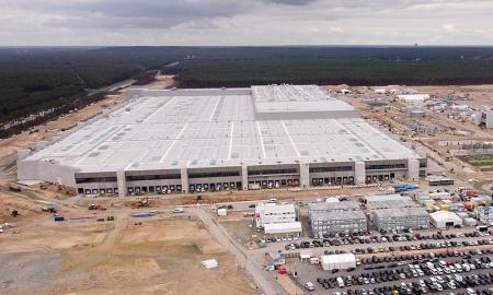 Milžiniškai „Tesla“ „Gigafactory“ gamyklai Berlyne pagaliau uždegta žalia šviesa – bet sunkumai tuo nesibaigia (Video)