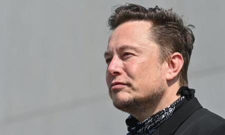 Atsiklausęs Twitteryje, Muskas pardavė Tesla akcijų už 5 milijardus dolerių
