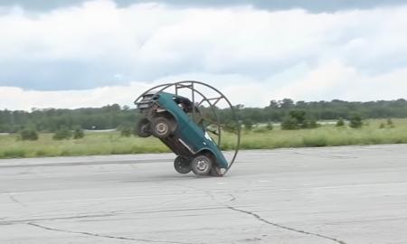 Ar įmanoma sėkmingai apversti „Lada“ su žmogumi viduje? Tai praktiškai išbandė mechanikai ir štai, kas iš to išėjo (Video)