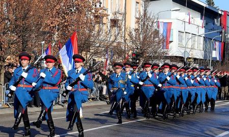 Bosnijoje kyla baimė dėl stiprėjančio nacionalizmo ir karo šmėklos – serbų retorika griežtėja, surengus nacionalistinį paradą: kas vyksta? (Foto, Video)