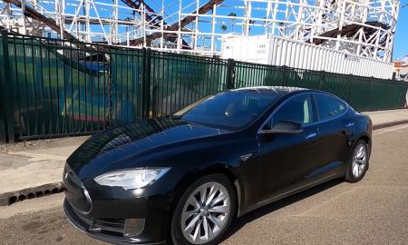 Pažiūrėkite, kaip 2015 metų „Tesla Model S 70D“ laikosi nuvažiavusi 682360 km: vis dar turi originalų galinį pavaros bloką (Video)