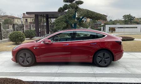 „Tesla“ sulaukė JAV institucijų dėmesio - elektromobilių gamintojas turės išjungti vieną funkciją
