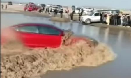 „Tesla“ ir vėl duoda vaizdų: ar „Tesla Model 3“ kas nors pavertė motorine valtimi? (Video)