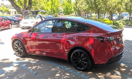 „Tesla“ laužo pažadus: iš elektromobilių pašalino detalę ir 3 lygio savarankiškas vairavimas tampa neįmanomas – kas vyksta?
