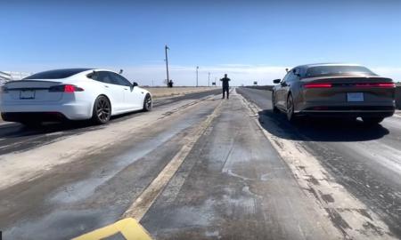 „Tesla Model S Plaid“ prieš „Lucid Air“: kuris elektromobilis laimės traukos lenktynėse? (Video)