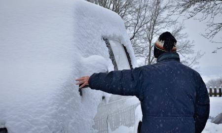Nemėgstate valyti sniego nuo automobilio? Pasižiūrėkite, kuo viskas gali pasibaigti (Video)