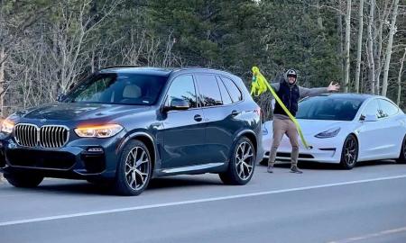 Kaip „BMW X5 45e“ iš bėdos traukė „Tesla Model 3“: štai koks triukas padėjo įkrauti visiškai tuščią bateriją (Video)