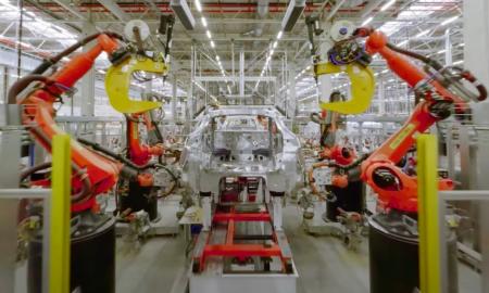 „Tesla“ pasidalintame kvapą gniaužiančiame vaizdo įraše – drono iš vidaus užiksuotas naujasis Berlyno „Gigafactory“ (Video)