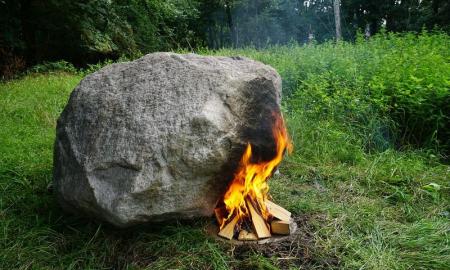 Šiame 1,5 tonos sveriančio riedulio viduje yra netikėta paslaptis, kurią norint sužinoti reikia akmenį padegti (Foto)