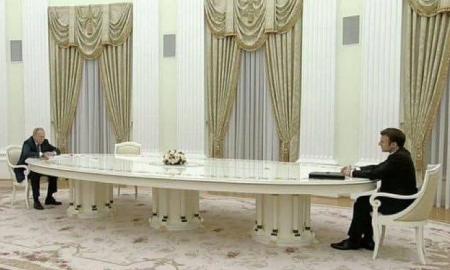 Paaiškėjo priežastis, kodėl Prancūzijos prezidentas Emanuelis Macronas susitikęs su Rusijos prezidentu Putinu sėdėjo prie tokio milžiniško stalo (Foto, Video)
