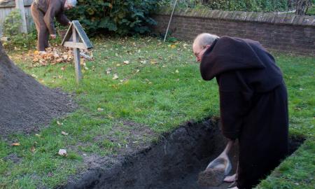Žmonės niekaip negali įveikti šio paradoksalaus Ringelmano efekto: kodėl du duobkasiai neiškas duobės dukart greičiau?