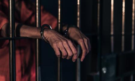 Rusija medžios prieš karą Ukrainoje pasisakančius savo gyventojus: sodins 15 metų už grotų ir skirs 5 mln. rublių baudą