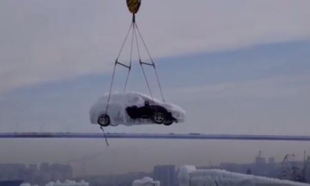 Tokio vaizdo dažnai nepamatysi: automobiliai Rusijos uostą pasiekė suledėję (Video)