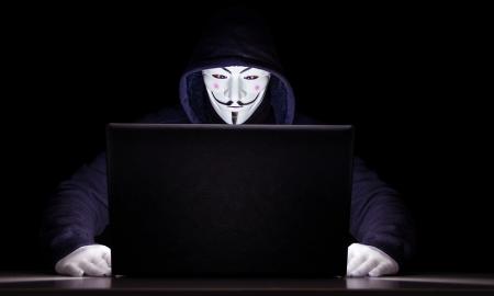 Garsieji „Anonymous“ hakeriai V. Putino vyriausybei paskelbė karą: jau per 30 min. „nulaužė“ pirmą Kremliaus auką