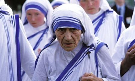 Mažai žinomos tamsiosios Motinos Teresės paslaptys – šventoji globėja nebuvo tokia šventa kaip atrodo: sąlygos lygintos su nacių stovyklomis (Foto, Video)