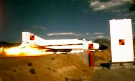 Vaizdas užgniauš kvapą – bandymo metu naikintuvas F-4 „Phantom“ 800 km/val. greičiu trenkėsi į beveik 4 m storio betoninę sieną: iš lėktuvo lieka tik dulkės (Video)