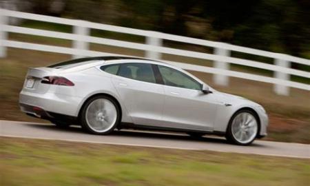Tesla 2021 metais pateikė beveik milijoną elektromobilių