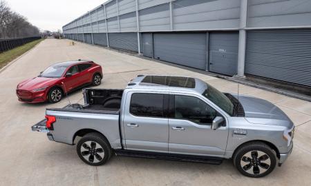 Štai kur „Tesla“ modelis laimi - automobilių pardavėjai „Ford F-150 Lightning“ kainą pučia net 30 tūkstančių dolerių (Video)