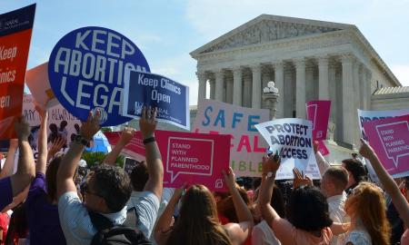 Kas yra dabar ypač garsiai skambantis „Roe vs. Wade“? JAV gyvenimą pakeitęs sprendimas, kurį dabar vėl bandoma kontroversiškai pakeisti (Video)