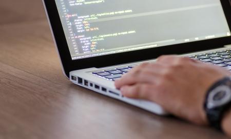 Paviešino kokias algas Lietuvos startuoliai siūlo progamuotojams, laisvų darbo vietų šimtai