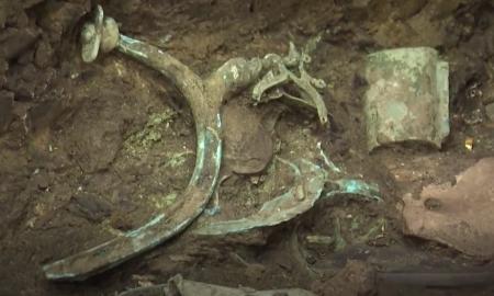 Kinijoje – unikalus archeologų radinys: aptiko legendinių šventų bronzinių medžių fragmentus (Video)
