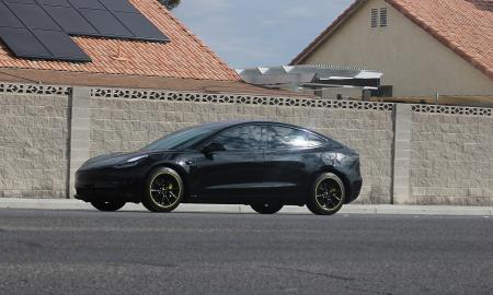 JAV institucijos tiria „Tesla“ automobilius galimai kamuojančią pavojingą problemą - greitkelyje tai gali sukelti tragišką avariją