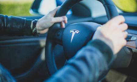 „Tesla“ turės remontuoti 800 tūkst. automobilių – neveikia svarbi funkcija