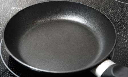 Kaip buvo išrastas teflonas ir tefloninė keptuvė? Plačiai naudojama medžiaga galimai turi ir neigiamą pusę