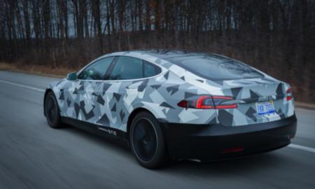 Revoliucija elektromobilių pramonėje? „Tesla Model S“ vienu įkrovimu nuvažiavo 1 210 km: kontroliuojamomis sąlygomis nuvažiavo dar daugiau (Video)