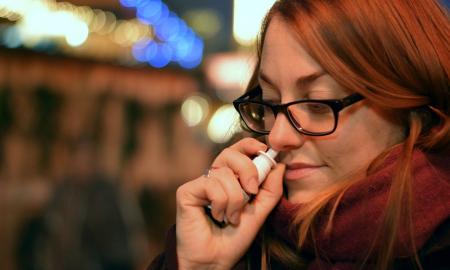 Kuo pakeisti apsaugines veido kaukes? Mokslininkai siūlo apsaugą purkšti tiesiai į nosį