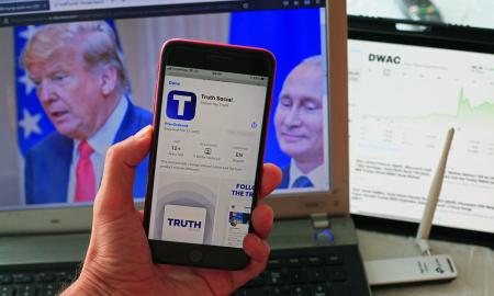 D. Trumpo „Truth Social“ programėlė jau netrukus pradės veikti: ar ji bus „Twitter“ klonas?
